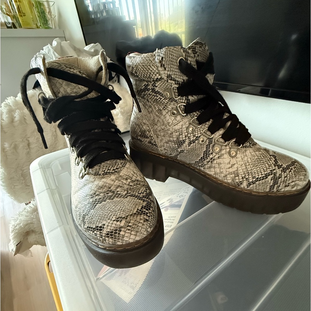 NEW Women's Snake Print Ankle Boots